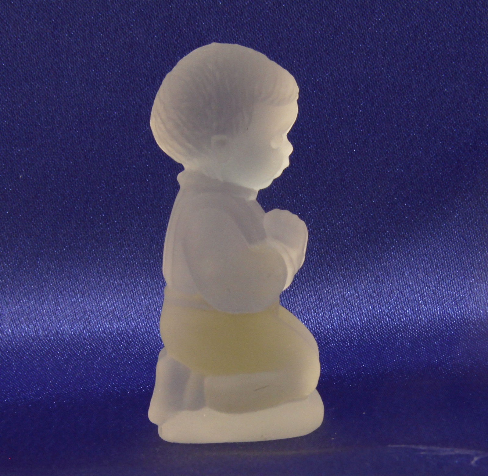 фото Коллекционная статуэтка Hummel "Молящийся мальчик ". Хрустальное матовое стекло. Германия, Goebel, конец ХХ века Hummel,goebel
