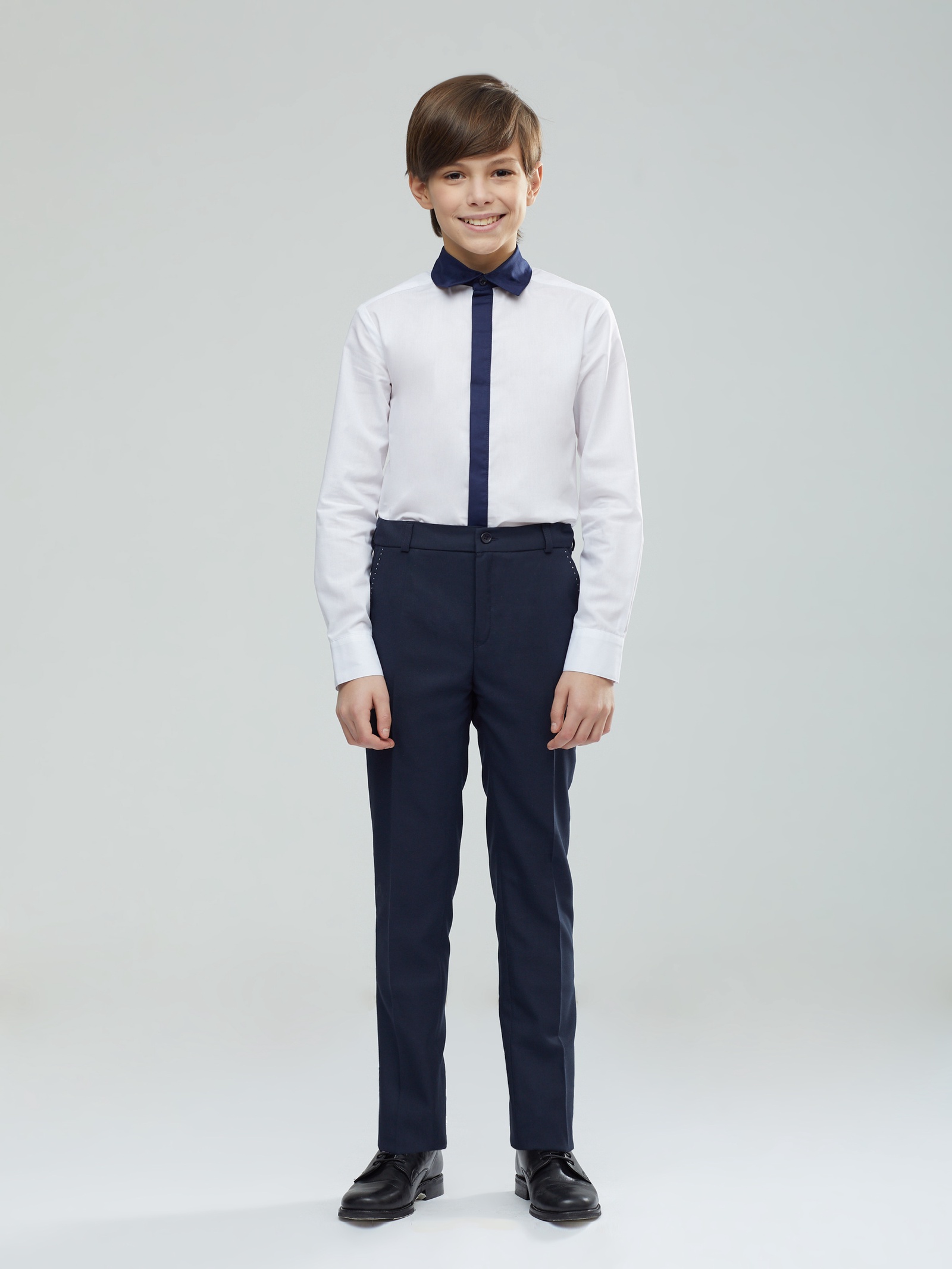 Мальчик в школьных брюках