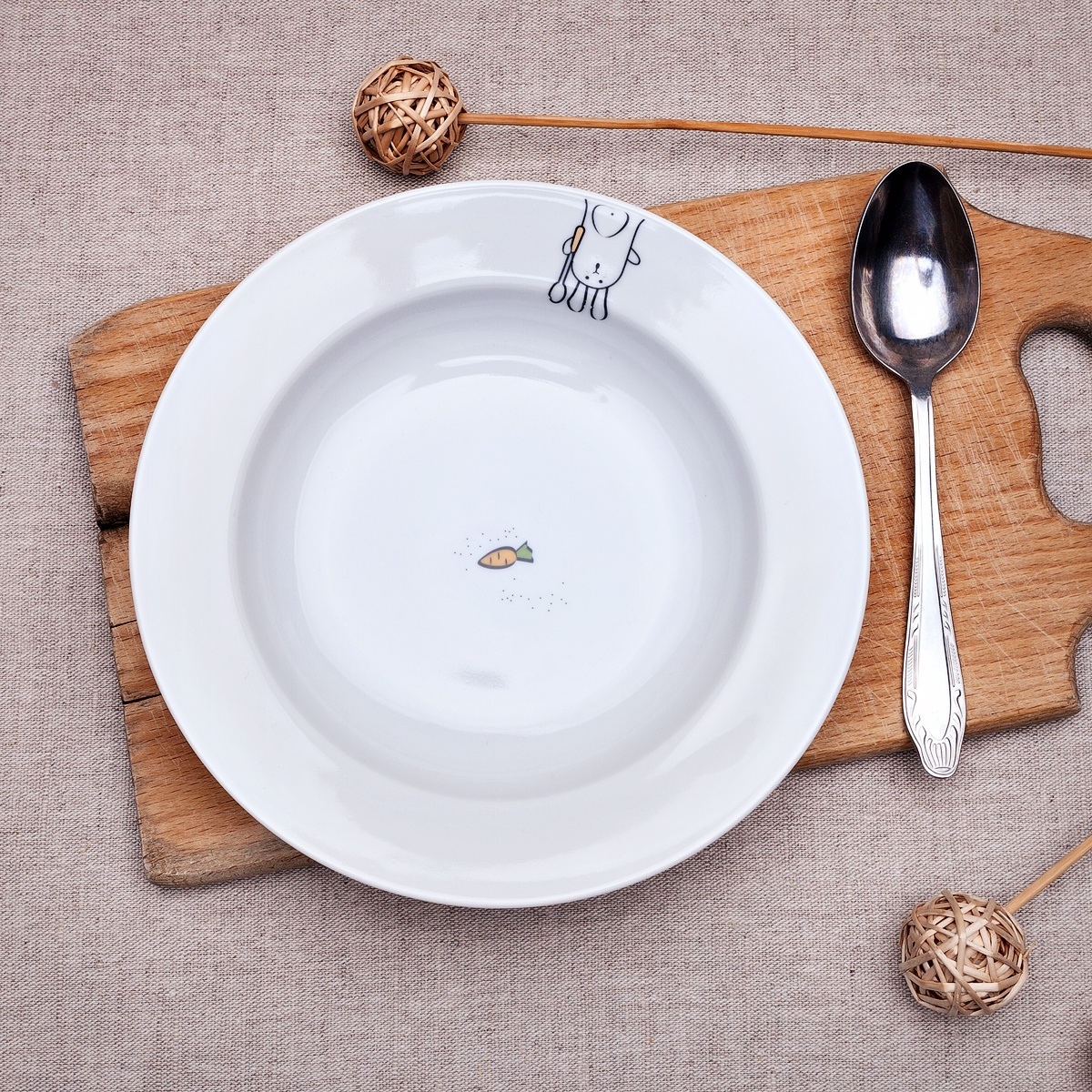 Лишняя тарелка на столе. Тарелка на столе. Тарелка сверху. Пустая тарелка. Пустая тарелка на столе.