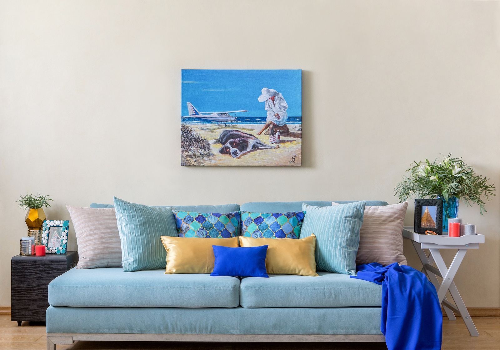 Картина диван. Голубой диван в интерьере. Синяя картина в интерьере. Синий диван в интерьере. Голубой диван с желтыми подушками.