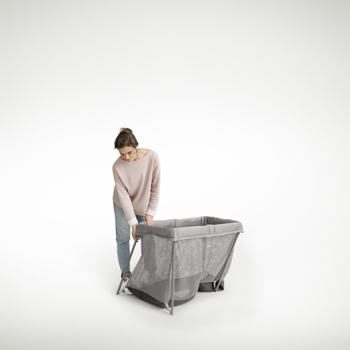 фото Манеж-кроватка BabyBjorn Для путешествий Airy Mesh, складной, серо-бежевый