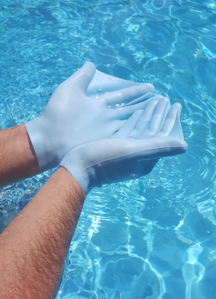 Перепонки между пальцами у мужчин. Перепонки для плавания. Перчатка для плавания. Перчатки для бассейна. Перчатки для бассейна с перепонками.
