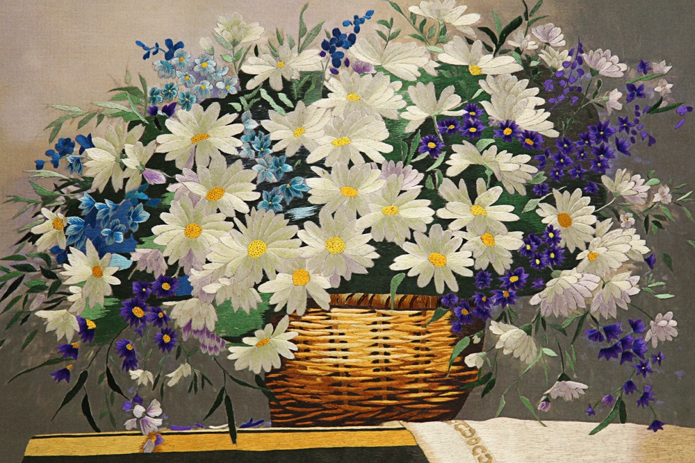 фото Картина вышитая шелком Корзина с полевыми цветами ручной работы