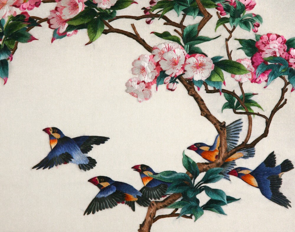 фото Картина вышитая шелком Стайка птиц у цветущей айвы ручной работы