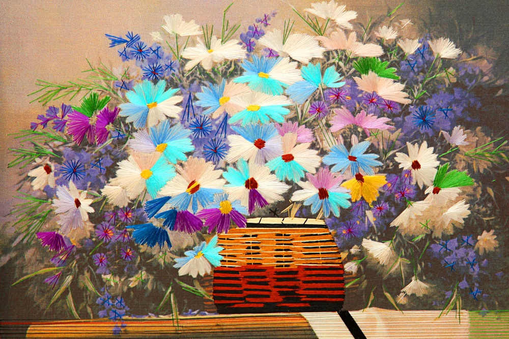 фото Картина вышитая шелком по шелку Натюрморт с полевыми цветами