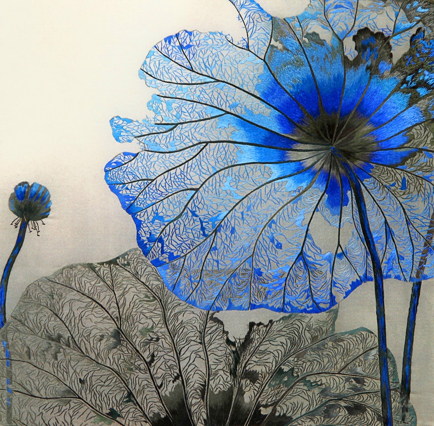 фото Картина вышитая шелком Лотосы Сияние ночи синие ручной работы