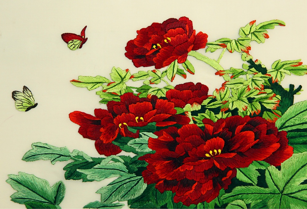 фото Картина вышитая шелком Пионы с бабочками ручной работы