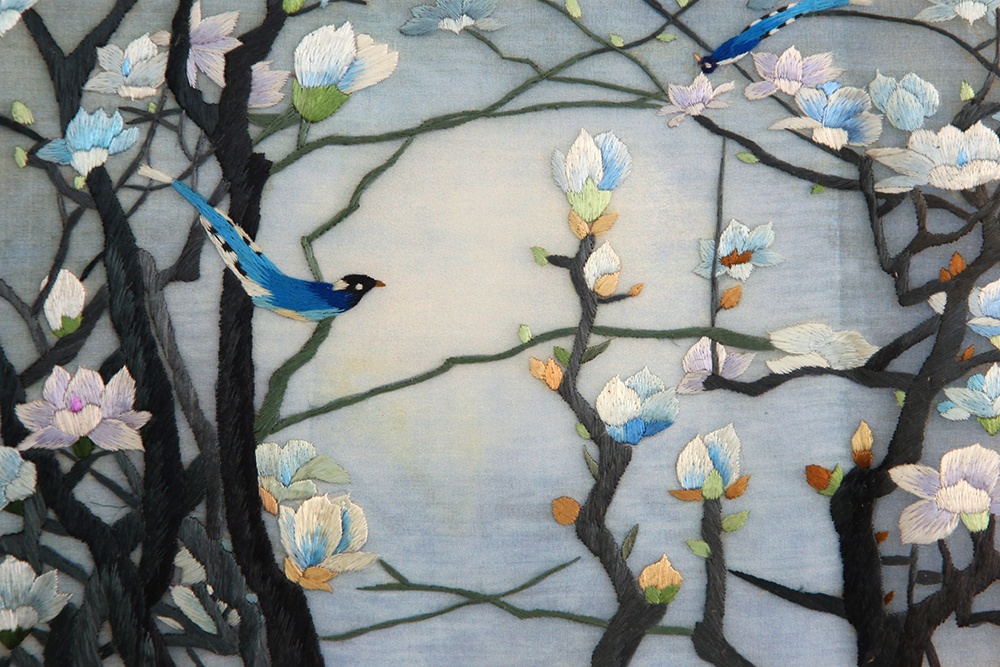 фото Картина вышитая шелком Двусторонняя вышивка У Голубой магнолии ручной работы