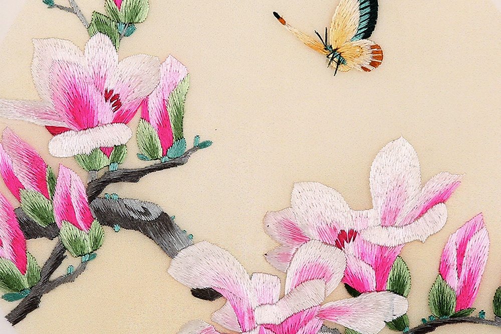 фото Картина вышитая шелком Двусторонняя вышивка Нежная магнолия с бабочкой ручной работы