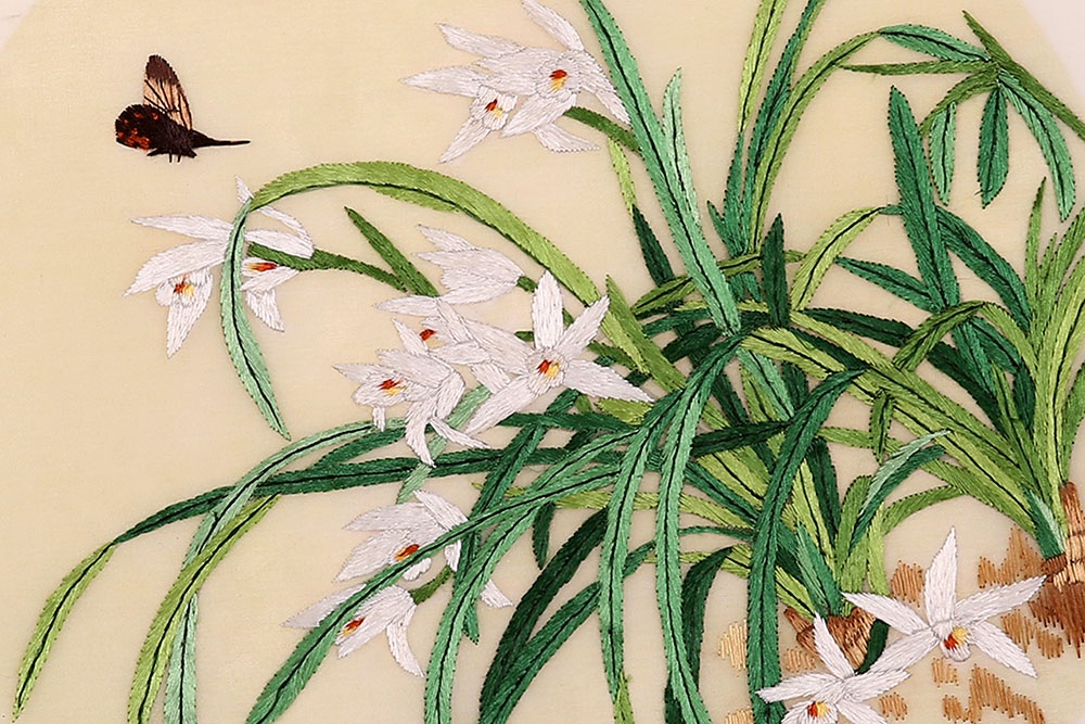 фото Картина вышитая шелком Вышивка шелком по шелку двусторонняя Лилейник с бабочками ручной работы