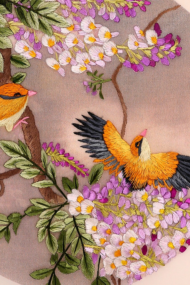 фото Картина вышитая шелком двусторонняя вышивка шелком по шелку Медовки в цветущем саду ручной работы