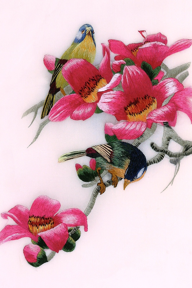 фото Картина вышитая шелком Две птички на розовой ветке ручной работы