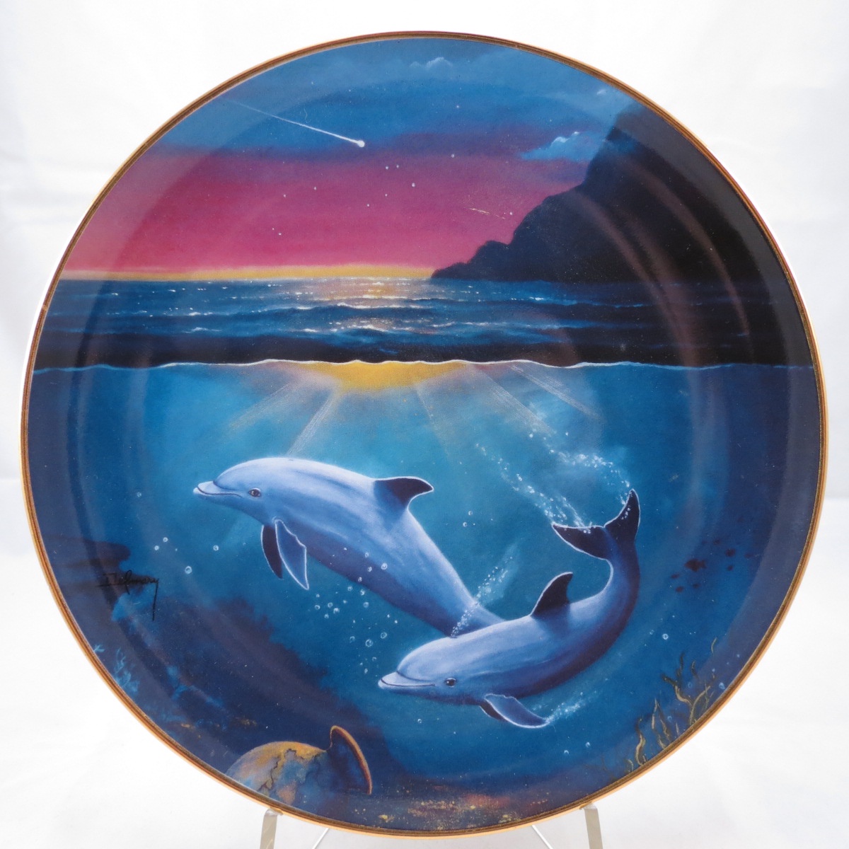Тарелка с рисунком дельфина