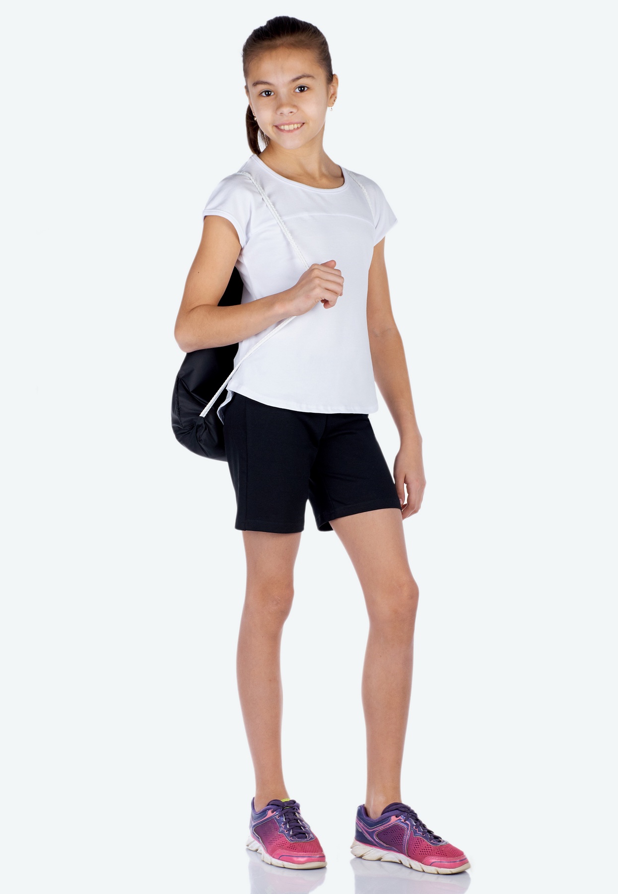 Белая футболка черные шорты. Спортивные шорты для девочек. Физкультурная форма. Физкультурная форма для девочек. Спортивная форма для девочек.