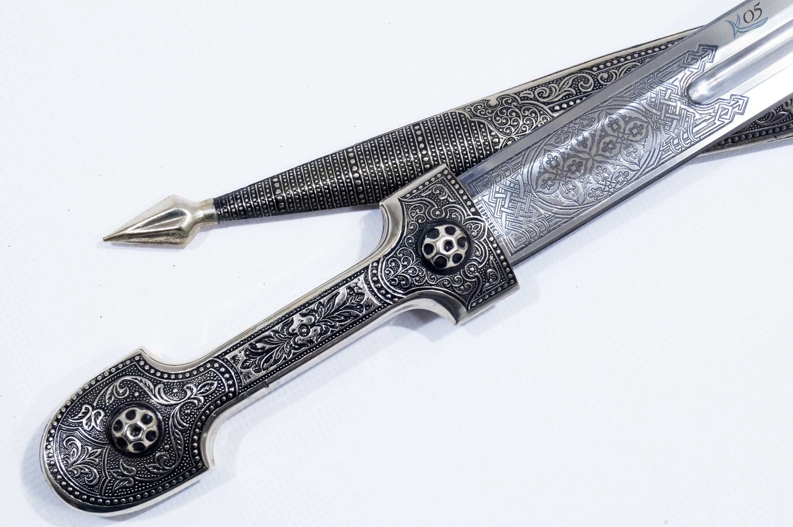 Одежда кинжала. Кинжал кубачи серебро. Одежда кинжала. Ножи в этническом стиле. Пояс серебряный кавказский 19 век.