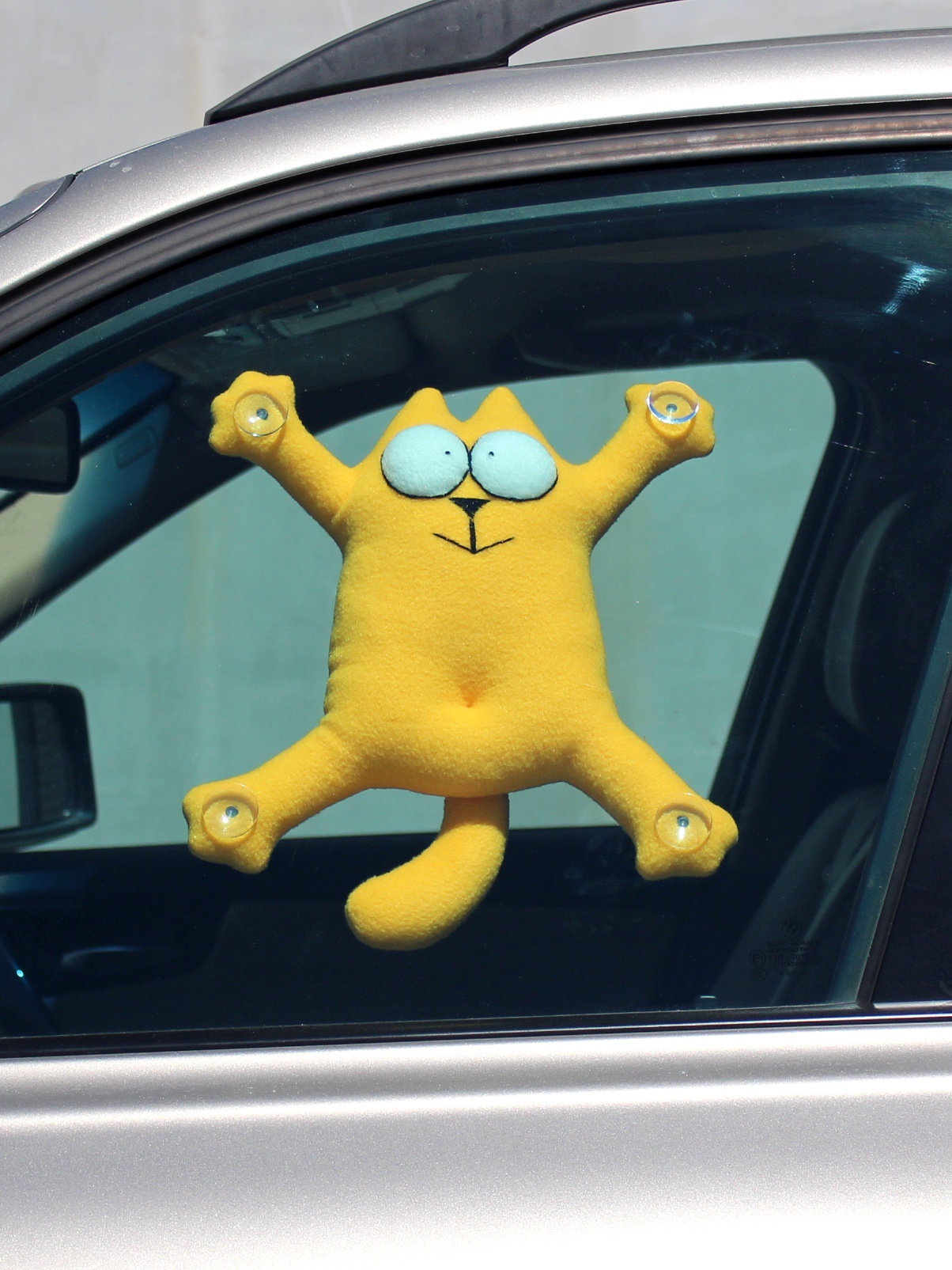 Кот на присосках в машину