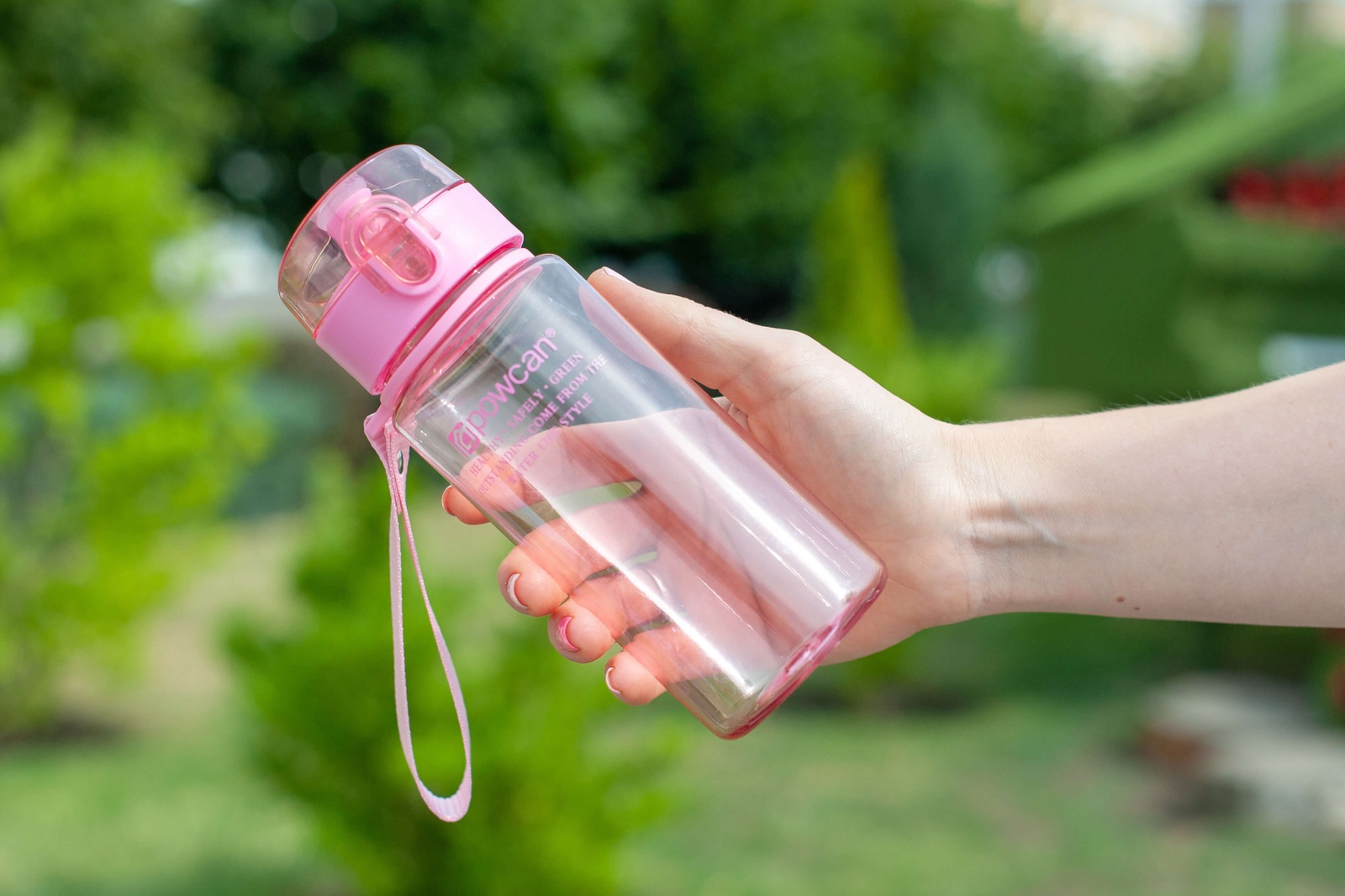 Бутылки для воды оптом. Бутылка для воды спортивная розовая. Glossier бутылка для воды. Бутылка для зала. Бутылка для воды летом в траве.