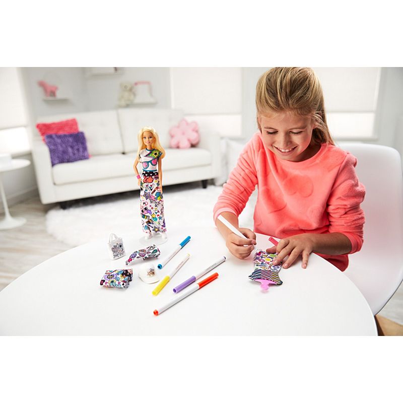 фото Barbie и Crayola с ароматной одеждой Mattel