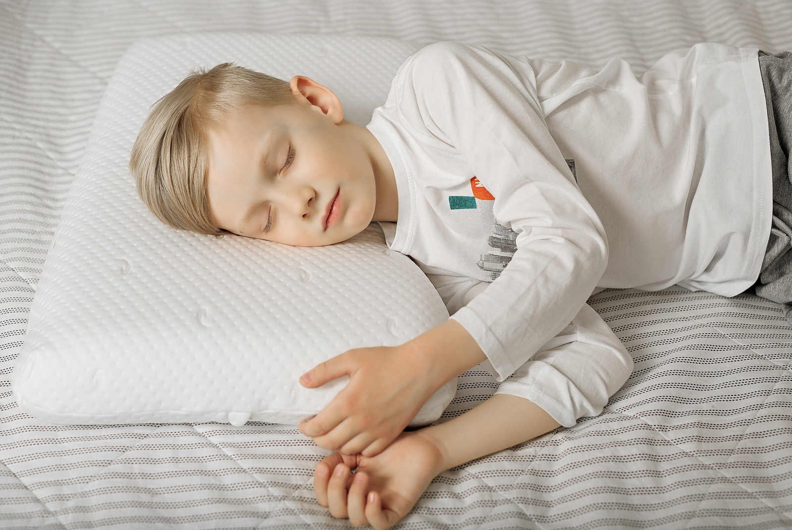 Ортопедическая подушка фабрика. Ортопедическая подушка для детей. Детская анатомическая подушка. Подушка с эффектом памяти детская. Ортопедическая подушка для сна малышей.