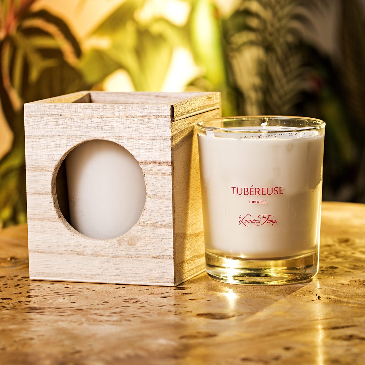 фото Ароматическая свеча из натурального воска в деревянной коробке "Тубероза" Les lumieres du temps