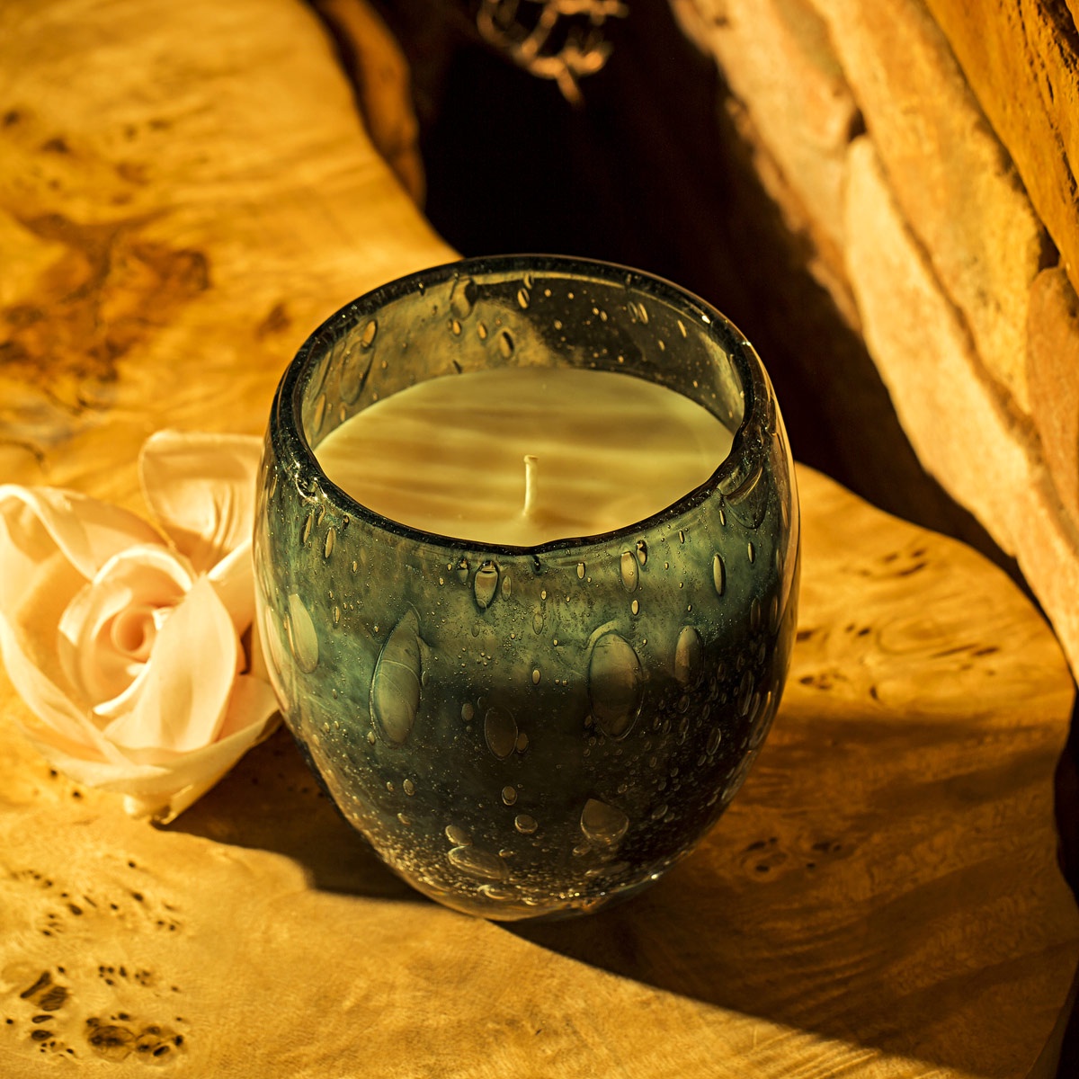 фото Интерьерная ароматическая свеча "Вечнозеленый жемчуг" Les lumieres du temps