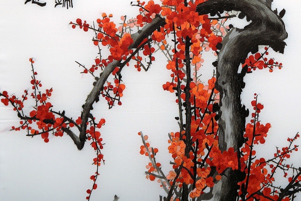 фото Картина вышитая шелком Ветка сакуры универсальная ручной работы