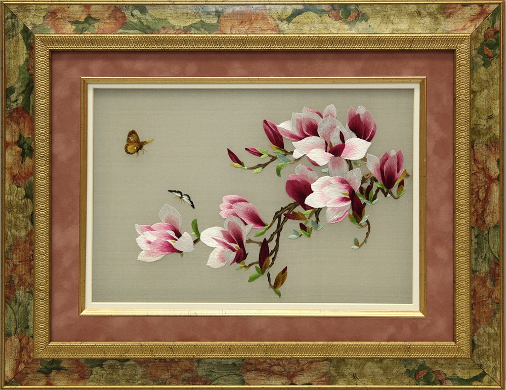 фото Картина вышитая шелком На прозрачном Магнолия с бабочками ручной работы