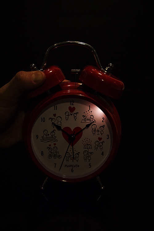 фото Настольные часы Красный куб "Комикс о любви"
