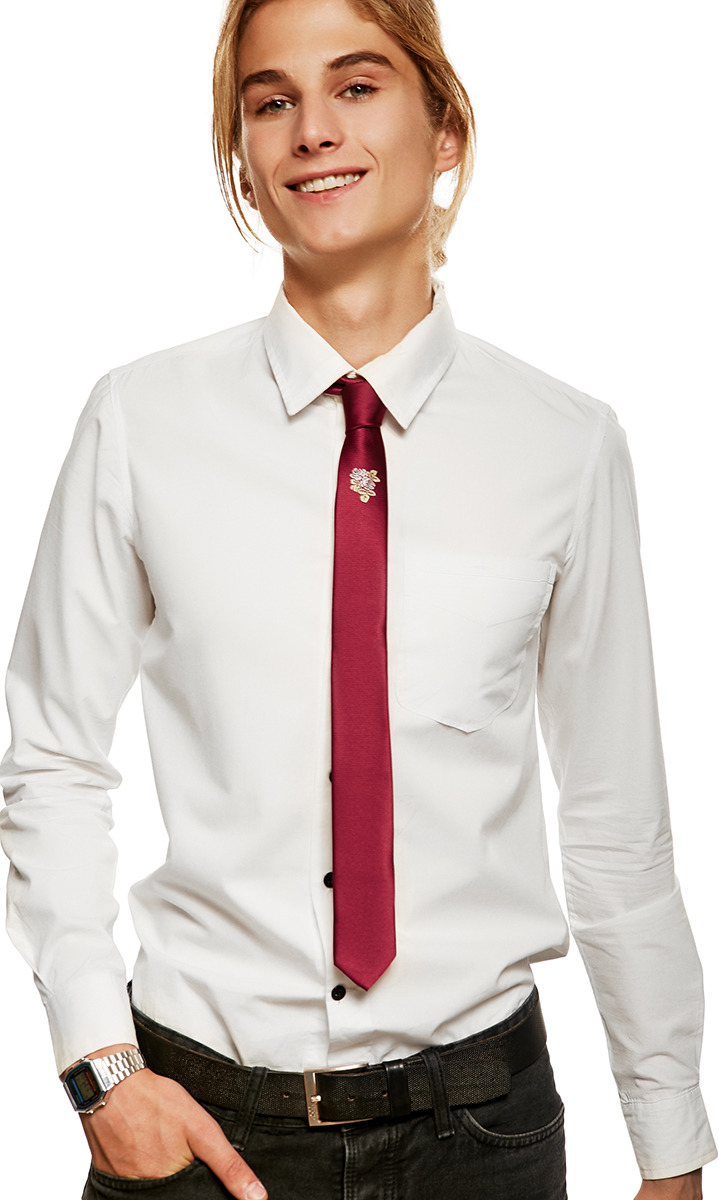 Белая рубашка с бордовым галстуком