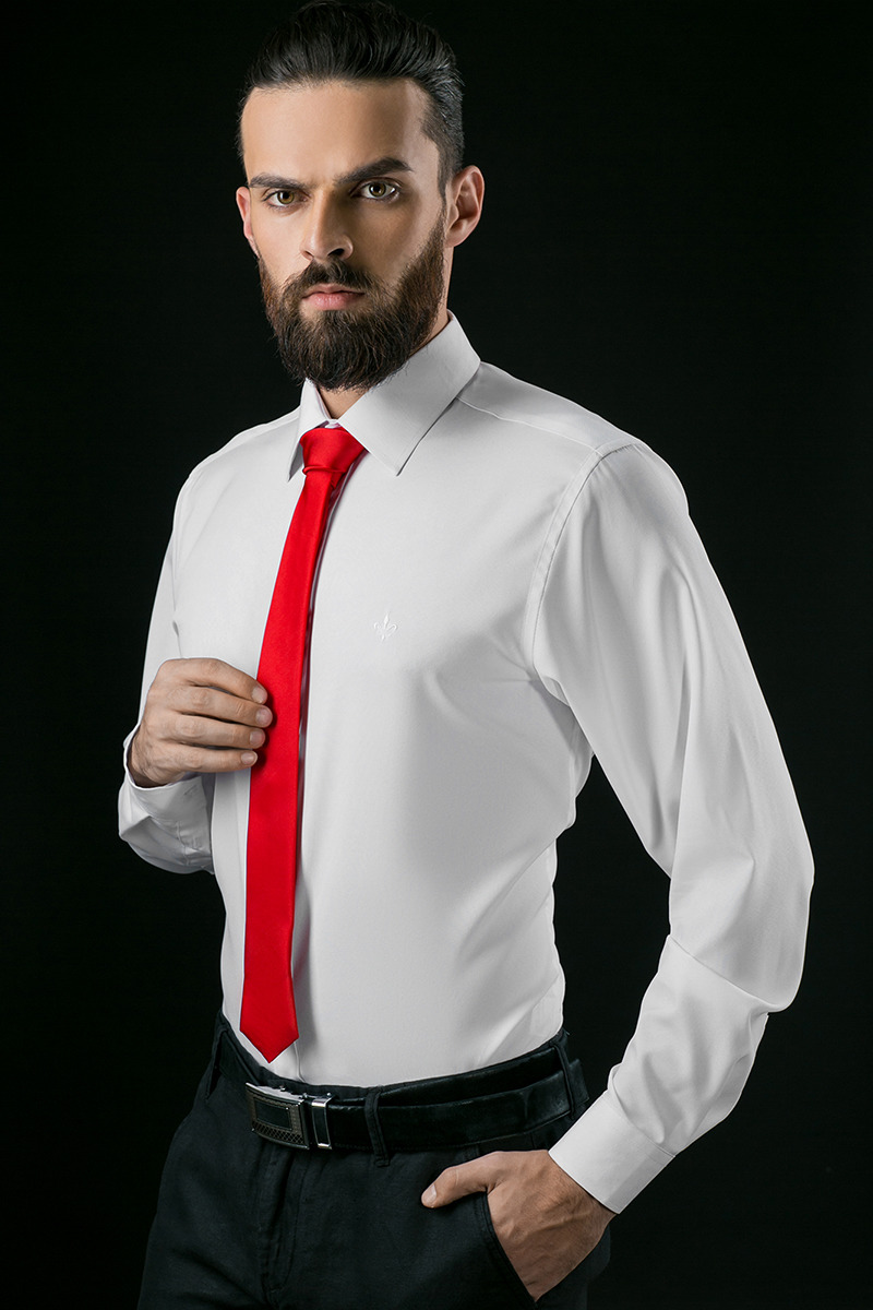 Черные брюки белая рубашка и красный галстук