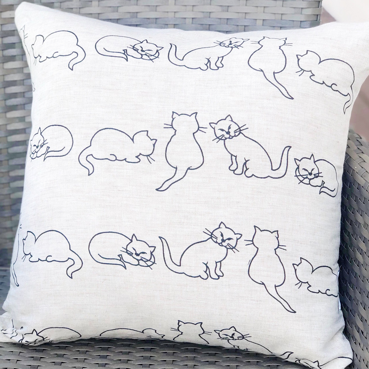 Характер кошки по подушечкам. Декоративная подушка кошки. Подушка для дивана. Диван с кошками на подушках. Подушка с кошками икеа.