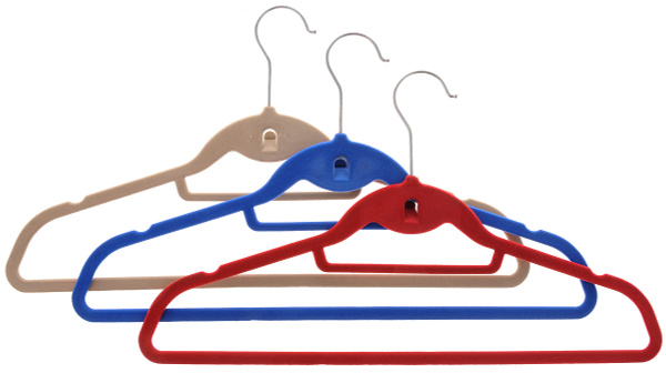разные типы вешалок для одежды на белом фоне