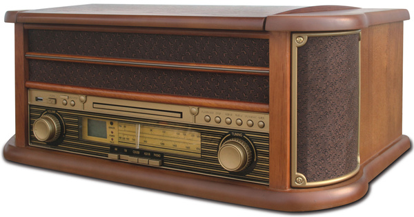 старый ламповый радиоприемник на столе, винтаж