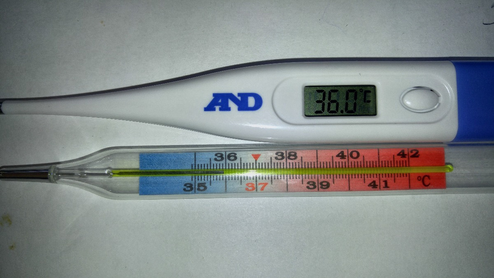 Электронный градусник надо держать после сигнала. Термометр and DT-501. Погрешность электрического градусника. Настроить электронный градусник. Как нагреть электронный градусник.