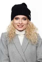 Вязаная женская шапка Paccia выполнена из акрила с добавлением шерсти. Эта шапка не только согреет в  ...