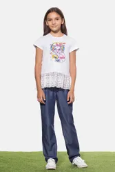 Джинсовые брюки из вискозы, зауженные к низу, с поясом и шлевками. Дополнены небольшими встречными складками спереди,  ...