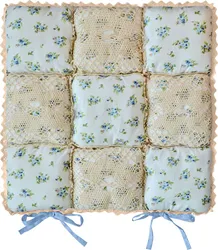 На завязках, с кружевами, имеет противоскользящие точки. Проста в уходе и практична. Классический цветочный дизайн дополнит  ...