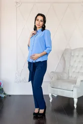 Удобный и стильный комбинезон выполнен из костюмной ткани и блузочной. Полочка комбинезона на пуговицах. Рукав 3/4,  ...