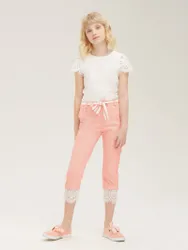 Брюки для девочки из хлопкового твилла прямого силуэта. Застежка на брючную молнию и пуговицу. Пояс съемный  ...