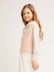 Свитшот для девочки прямого силуэта с длинными втачными рукавами. Выполнен из футера с люрексом контрастных цветов.  ...
