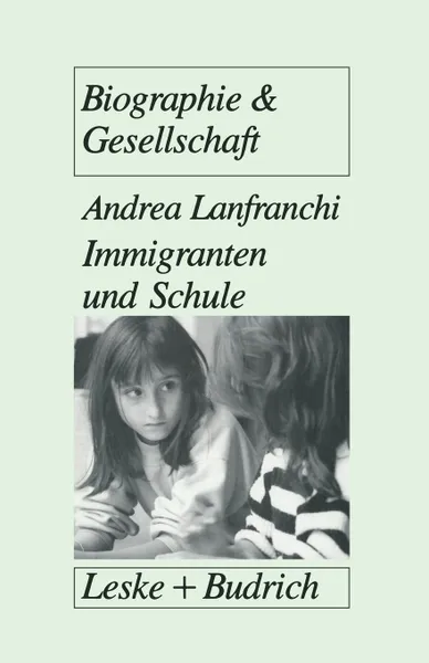 Обложка книги Immigranten und Schule. Transformationsprozesse in traditionalen Familienwelten als Voraussetzung fur schulisches Uberleben von Immigrantenkindern, Andrea Lanfranchi