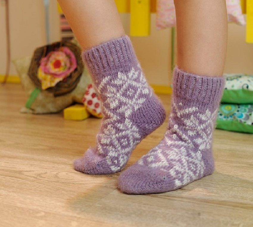 Шерстяные носки бабушкины. Носки детские шерстяные. Шерстяные вязаные бабушкины носки. Теплые шерстяные носки.