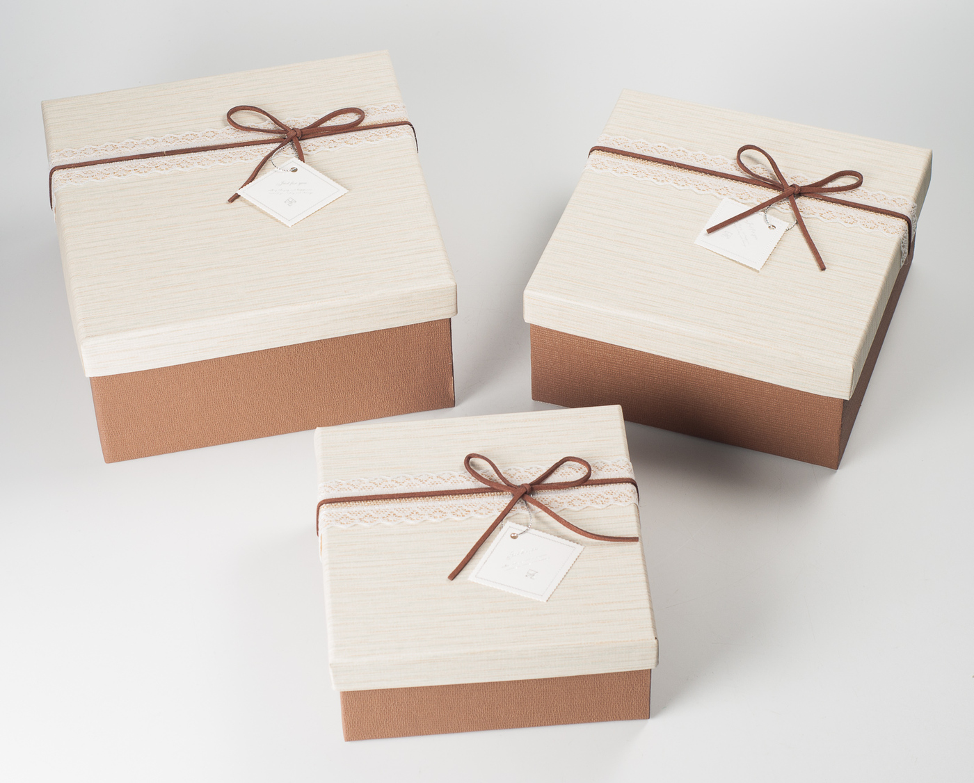 Завернуть прямоугольный подарок. Квадратные подарочные коробки. Коробка подарочная квадратная крафт. Квадратная упаковка. Коробка упаковочная квадратная.