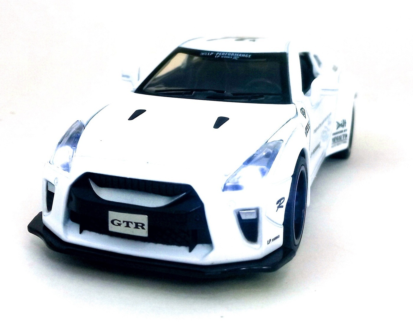 Детский электромобиль Nissan GTR