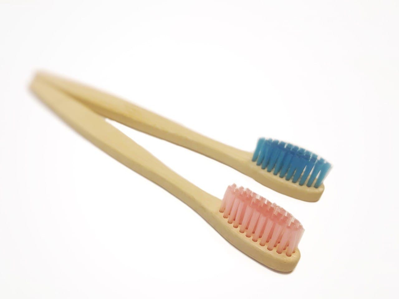 Зубная щетка bamboo. Зубная щетка из дерева. Деревянная зубная щетка. Бамбуковая щетка. Зубная щетка с натуральной щетиной.