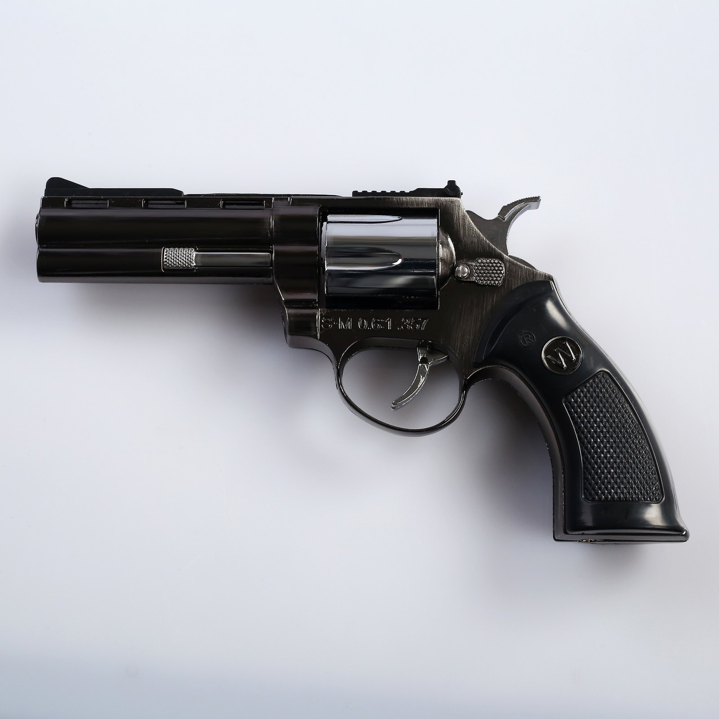 Характеристики Зажигалка газовая Пистолет, в кобуре, пьезо, подробное .