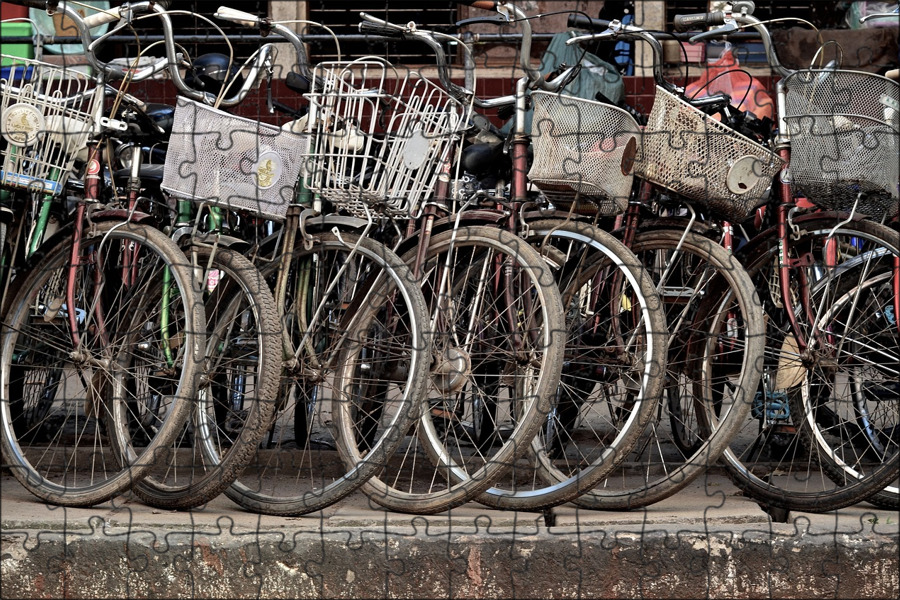 Купить велосипед рядом со мной. Коричневый велосипед. Велосипеды в ряд. Велосипед с коричневыми колесами. Велосипед коричневого цвета.