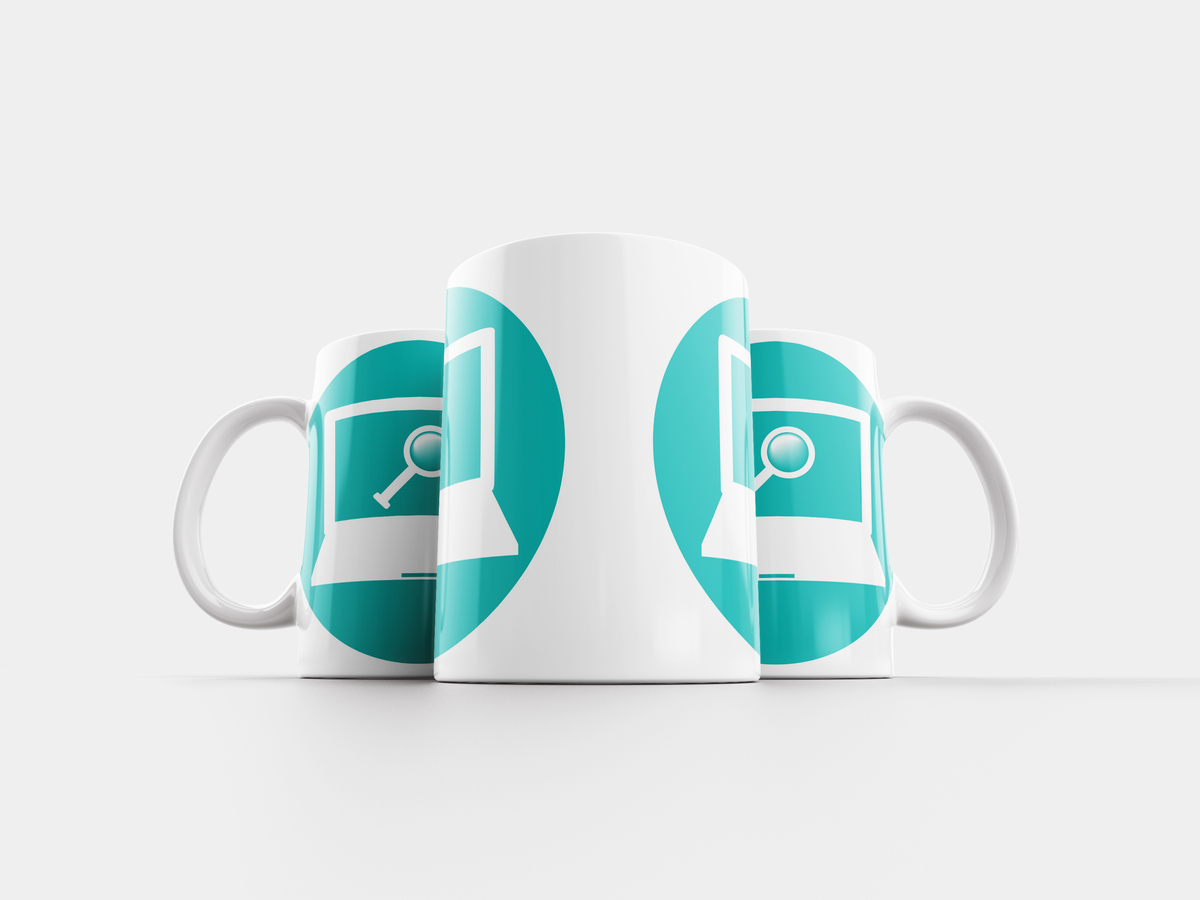 Красная кружка на столе. Девушка за ноутом. Человек за ноутом. Ноутбук сладости. Дизайнерские кружки.