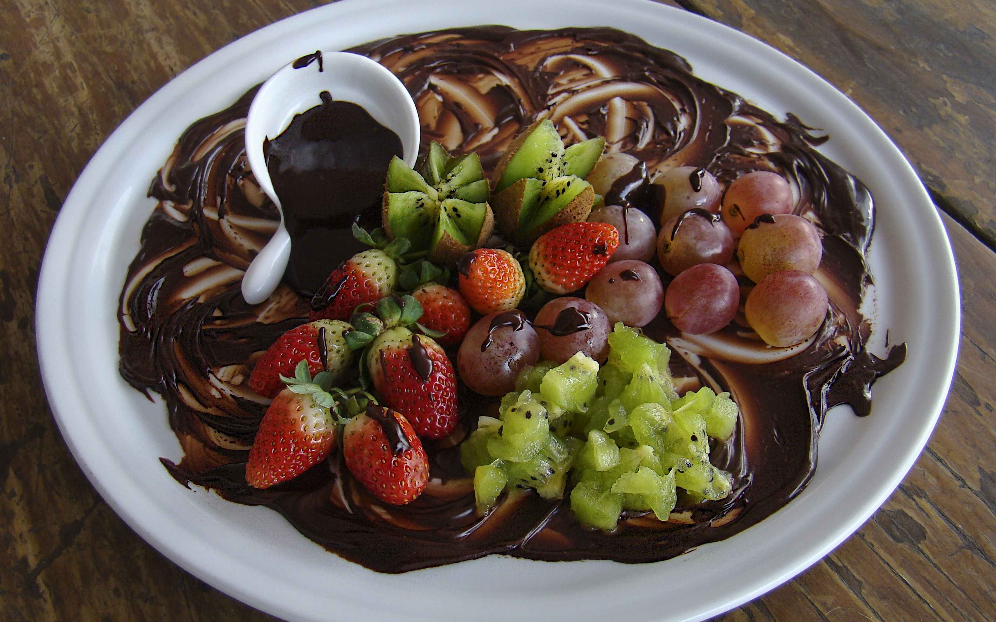 Фруктово шоколадный салат. Шоколад на тарелке. Десерт на тарелке. Десерт с фруктами. Шоколадно Фруктовая тарелка.