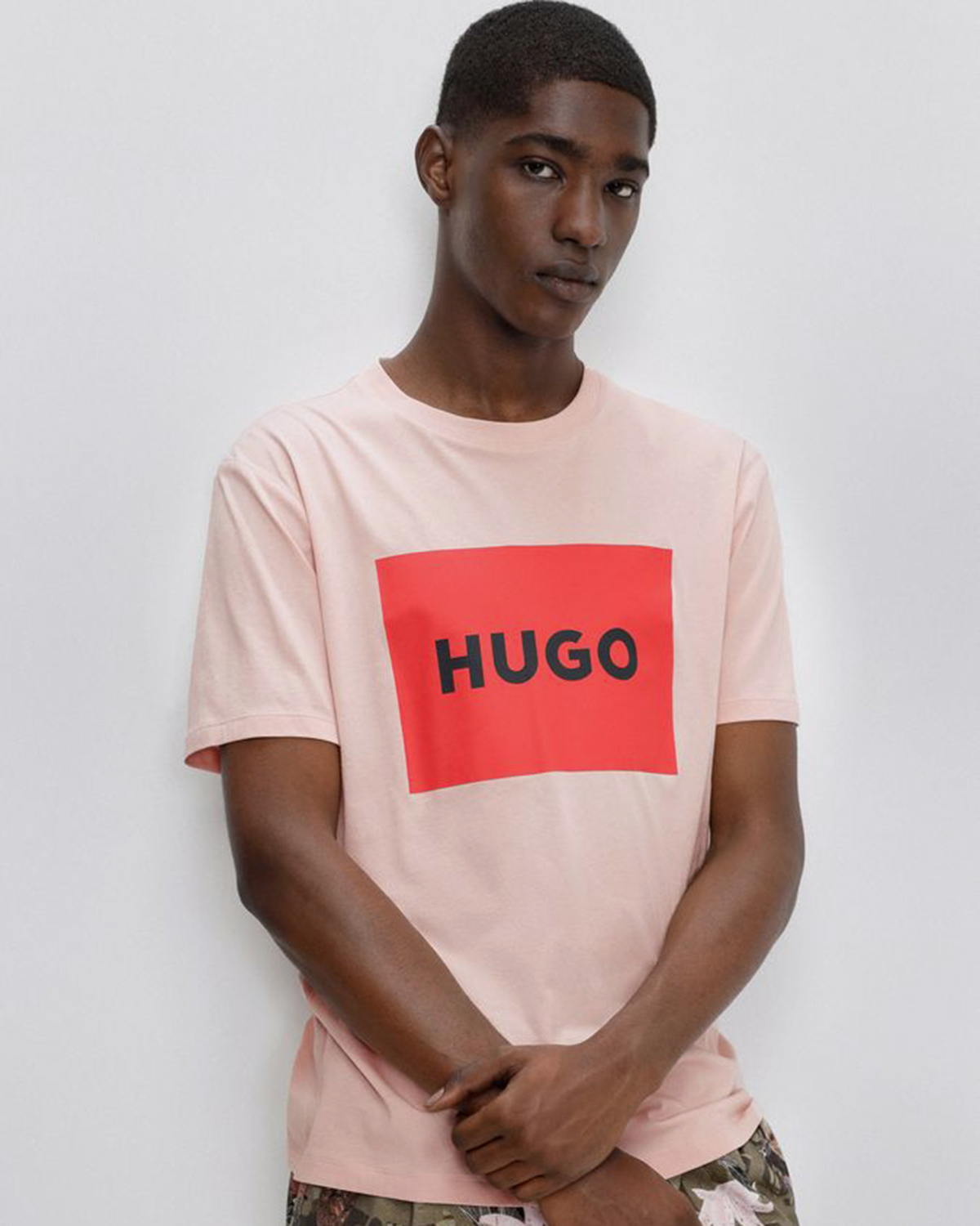 Hugo размеры. Футболка Hugo. Футболка Hugo с гусем. Рубашка с надписями Hugo. Фото футболок Хуго босс.
